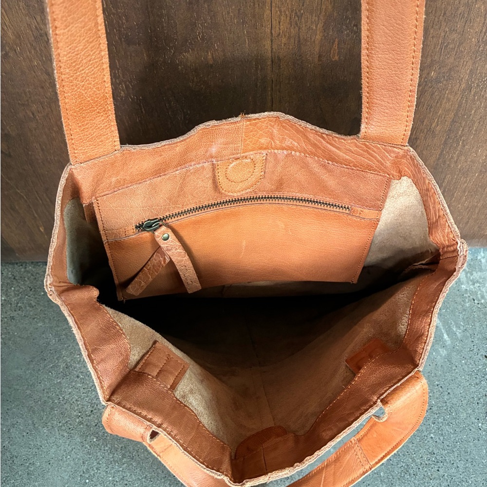 Elegant Tan Leather Tote Bag - Picture 5 of 5